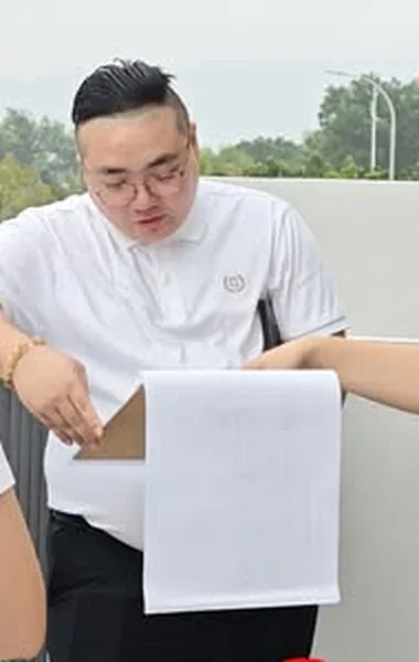 师傅翻阅房屋平面图