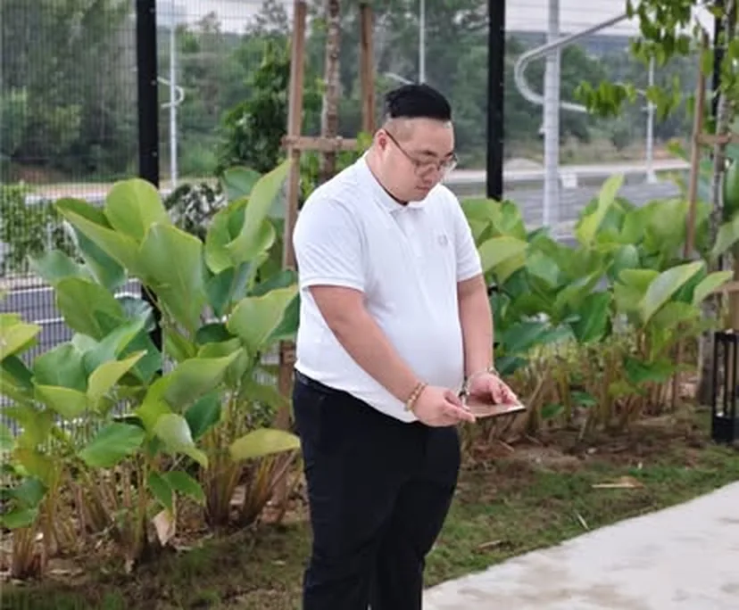 师傅在花园中查看罗盘