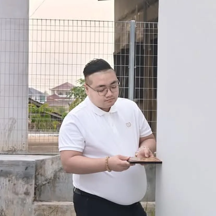 师傅在住宅外墙旁查看罗盘