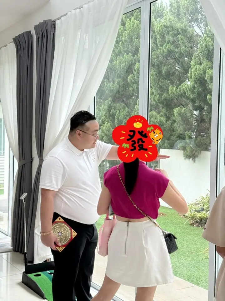 师傅手持罗盘，在屋内为屋主讲解窗外格局