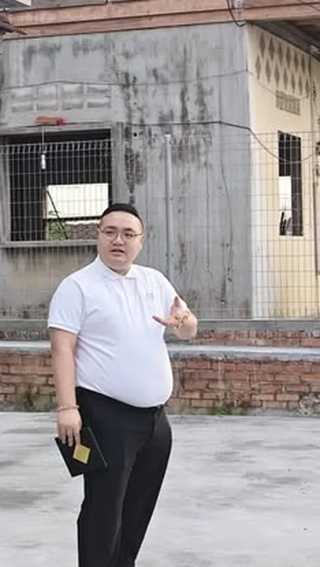 师傅在工地前向客户讲解